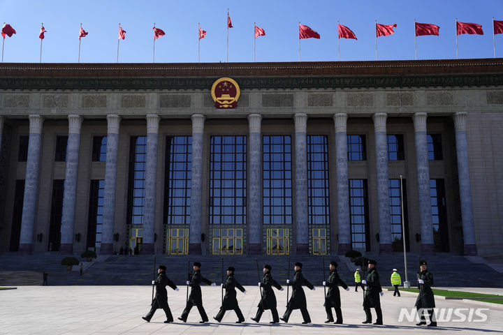 [베이징=AP/뉴시스] 중국의 국정 운영방침이 정해지는 연례 최대 정치행사인 양회(전국인민대표대회와 정치협상회의)가 4일 베이징에서 막을 올린다. 사진은 3일 양회가 개최될 베이징 인민대회당 경계가 강화된 모습. 2024.03.04 