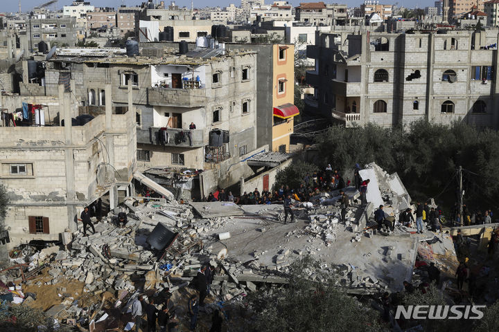 [라파=AP/뉴시스]팔레스타인 무장단체 하마스가 이스라엘과 7개월 간의 전쟁을 중단하기 위한 이집트-카타르 휴전 제안을 받아들였다고 밝혔다. 반면 이스라엘은 열흘 전 합의한 내용과 다르다며 휴전 제안에 동의할 수 없다는 입장이다. 지난 3월3일(현지시각) 가자지구 라파에서 팔레스타인인들이 이스라엘의 공습으로 파괴된 주거 건물 잔해를 살피고 있다. 2024.05.07.