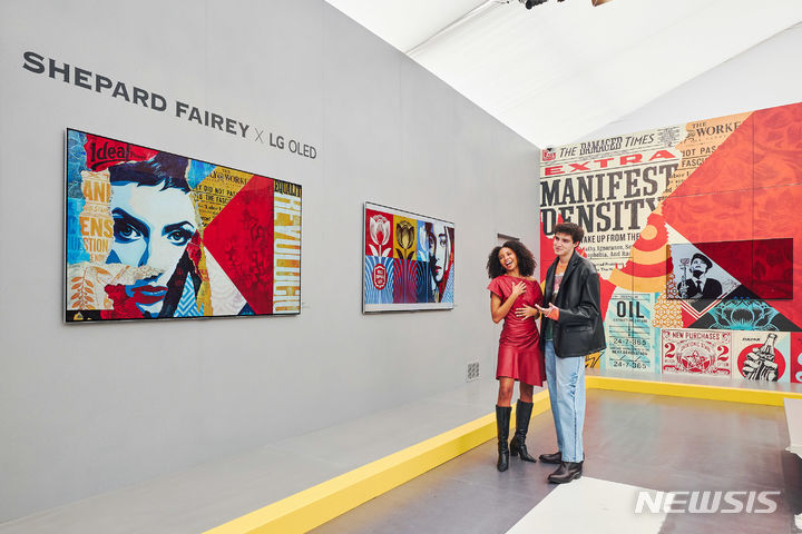 [서울=뉴시스] LG전자가 현지시간 29일부터 열린 ‘프리즈 LA' 에서 세계적인 그래피티 아티스트 '셰퍼드 페어리'와 협업해 올레드 에보(OLED evo)를 활용한 작품을 선보였다. 최대 4배 강력해진 AI 프로세서를 탑재한 LG 올레드 에보는 영상을 픽셀 단위로 더욱 세밀하게 보정해 자연스러운 화면을 구현한다. 모델들이 올레드 에보로 작품을 감상하고 있다.(사진=LG전자 제공)