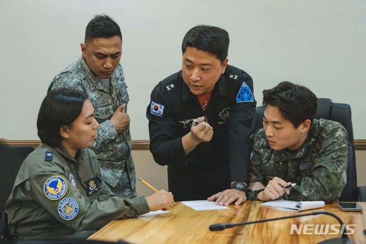 [서울=뉴시스] 한국과 필리핀 공군은 3일 양국 수교 75주년을 기념해 필리핀 팜팡가주 클라크 국제공항에서 우정비행(에어쇼)을 실시했다. (사진= 대한민국 공군 제공)