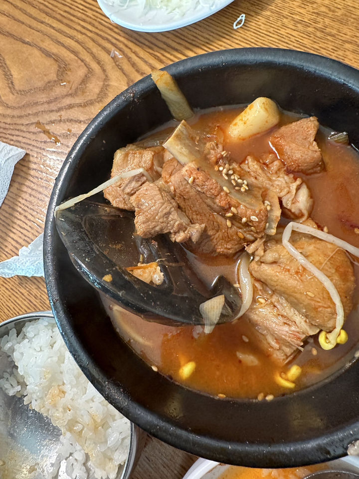 [서울=뉴시스] 지난 1일 한 온라인 커뮤니티에는 식당 갈비찜에서 배수구 뚜껑으로 보이는 이물질이 나왔다는 내용의 글이 올라왔다. (사진=온라인 커뮤니티 갈무리) *재판매 및 DB 금지