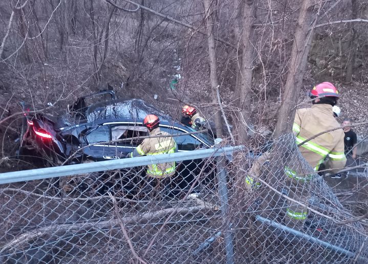 상주영천고속도로에서 교통사고가 발생해 구조작업이 진행되고 있다. 대구소방본부 제공 *재판매 및 DB 금지