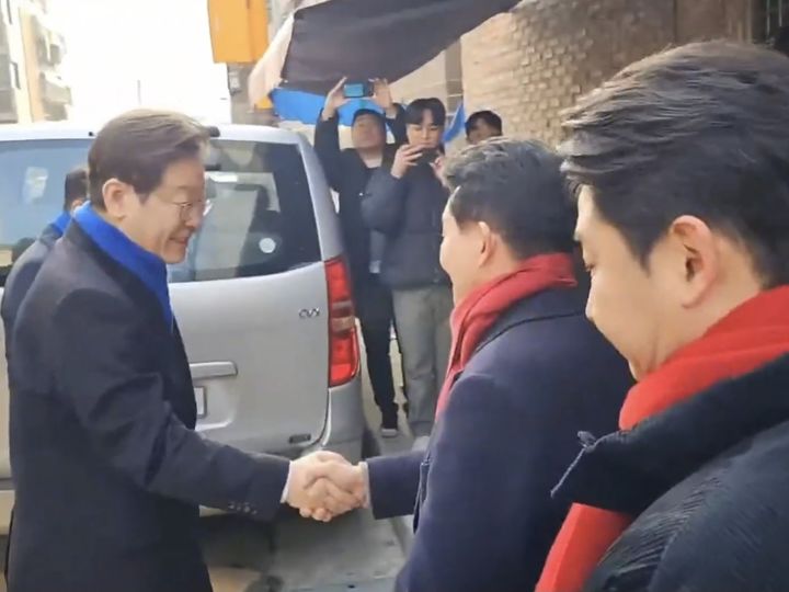 [서울=뉴시스]이재명 더불어민주당 대표와 원희룡 전 국토교통부 장관이 3일 오전 인천 계양구 박촌성당에서 만나 인사를 나누고 있다. (사진=독자 제공) *재판매 및 DB 금지