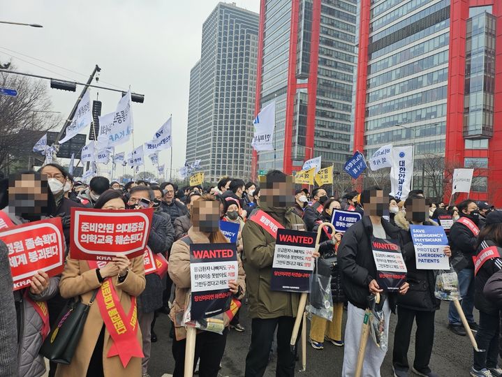[서울=뉴시스] 이현주 수습기자 = 정부의 의과대학(의대) 정원 확대와 필수의료 정책패키지에 반발하는 의사와 의대생 2만여명이 여의도 일대에 집결해 정책 전면 백지화를 촉구했다. 2024.03.03. juicyyy@newsis.com *재판매 및 DB 금지 *재판매 및 DB 금지