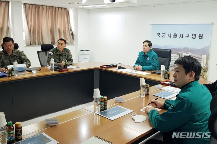 [서울=뉴시스] 김선호 국방부 차관은 3일 국군서울지구병원을 방문해 이석재 병원장(대령·사진 왼쪽에서 두 번째)으로부터 민간인 환자 의료지원 현황에 대해 설명을 듣고 있다. (사진= 국방부 제공)