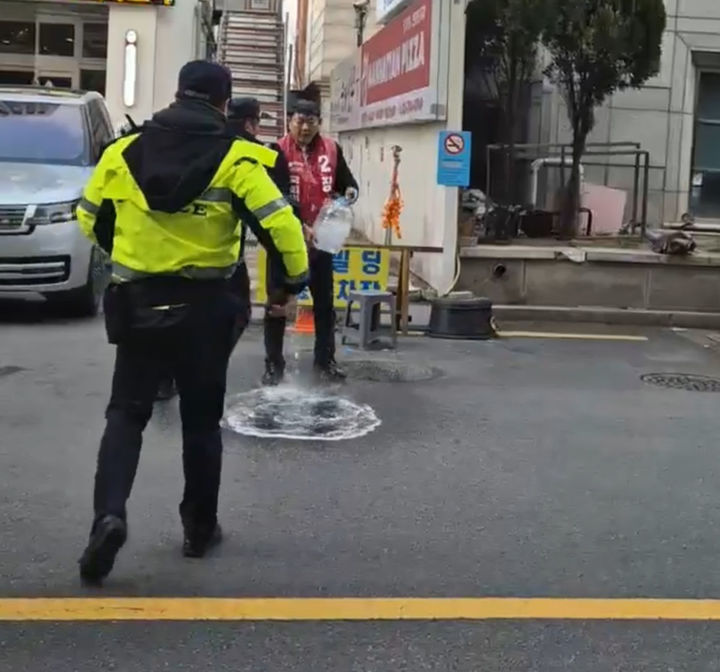 [서울=뉴시스] 22대 국회의원선거 공천 탈락에 반발해 국민의힘 당사 앞에서 이틀 연속 분신을 시도한 장일 전 서울 노원을 당협위원장이 구속기로에 놓였다. *재판매 및 DB 금지