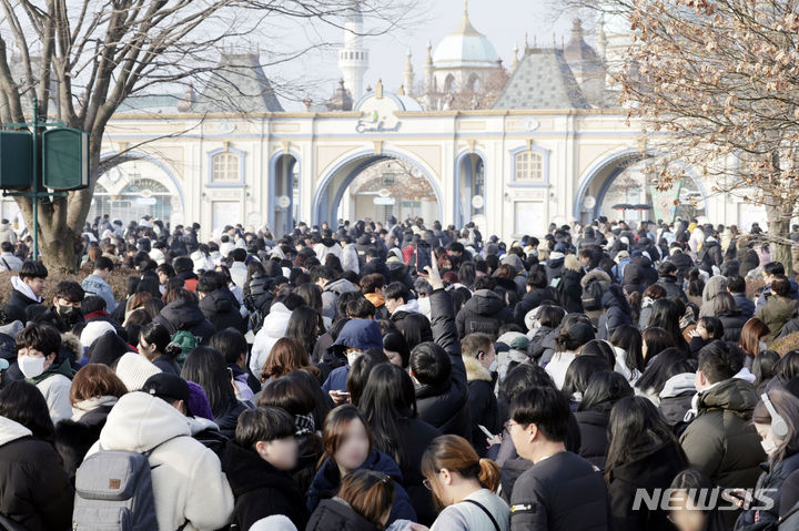 [용인=뉴시스] 최동준 기자 = 3일 경기 용인시 에버랜드 판다월드에서 관람객들이 대중에 마지막으로 공개하는 푸바오를 보기 위해 입장을 기다리고 있다. 푸바오는 오는 4일부터 판다월드 내실에서 야생동물 이동에 대한 국제 규정에 따라 건강, 검역 관리를 받고 이송 케이지 사전 적응 훈련도 진행한다. 2024.03.03. photocdj@newsis.com