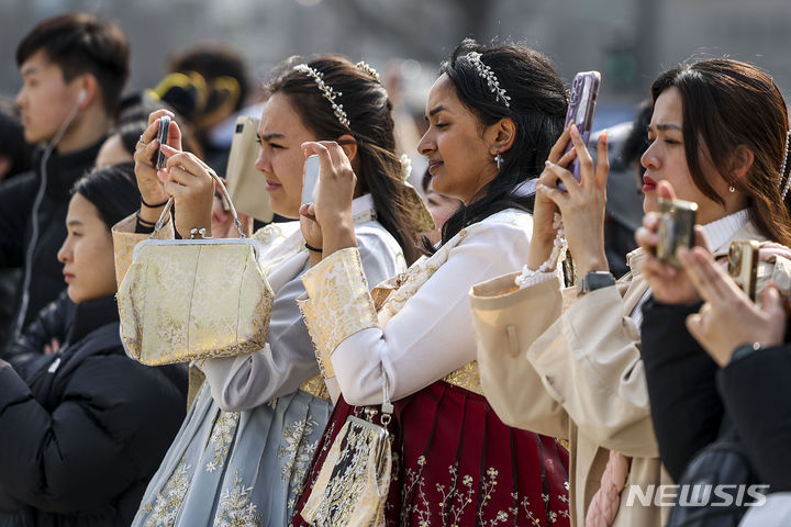[서울=뉴시스] 정병혁 기자 = 꽃샘추위가 풀리고 평년기온을 회복한 3일 서울 종로구 경복궁을 찾은 여행객들이 광화문 파수의식을 바라보고 있다. 2024.03.03. jhope@newsis.com