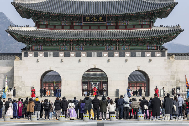 [서울=뉴시스] 정병혁 기자 = 꽃샘추위가 풀리고 평년기온을 회복한 3일 서울 종로구 경복궁을 찾은 여행객들이 광화문 파수의식을 바라보고 있다. 2024.03.03. jhope@newsis.com