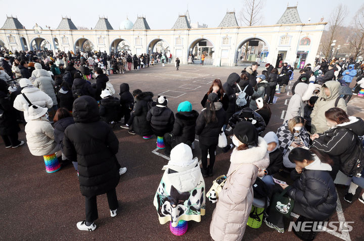[용인=뉴시스] 사진공동취재단 = 3일 경기 용인시 에버랜드 판다월드에서 관람객들이 대중에 마지막으로 공개하는 푸바오를 보기 위해 입장을 기다리고 있다. 푸바오는 오는 4일부터 판다월드 내실에서 야생동물 이동에 대한 국제 규정에 따라 건강, 검역 관리를 받고 이송 케이지 사전 적응 훈련도 진행한다. 2024.03.03. photo@newsis.com