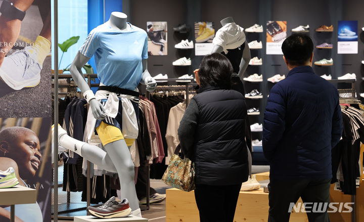 [서울=뉴시스] 김금보 기자 =사진은 3일 서울 시내 한 쇼핑몰 스포츠 패션 매장. 내용과 직접적인 관련 없음. 2024.03.03. kgb@newsis.com