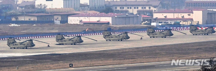 [평택=뉴시스] 김종택 기자 = 한미 연합훈련인 ‘자유의 방패(FS·프리덤실드)’ 연습을 하루 앞둔 3일 경기도 평택시 캠프 험프리스에 시누크 헬기가 계류돼 있다. 한미 군 당국은 오는 14일까지 지휘소 훈련(CPX)을 비롯해 북한 순항미사일 탐지·타격과 연합공중강습훈련, 공대지폭격훈련 등 실기동 훈련을 한반도 전역에서 실시한다. 2024.03.03. jtk@newsis.com