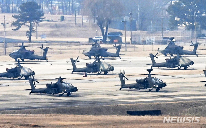[평택=뉴시스] 김종택 기자 = 한미 연합훈련인 ‘자유의 방패(FS·프리덤실드)’ 연습을 하루 앞둔 3일 경기도 평택시 캠프 험프리스에 아파치 헬기가 계류돼 있다. 한미 군 당국은 오는 14일까지 지휘소 훈련(CPX)을 비롯해 북한 순항미사일 탐지·타격과 연합공중강습훈련, 공대지폭격훈련 등 실기동 훈련을 한반도 전역에서 실시한다. 2024.03.03. jtk@newsis.com