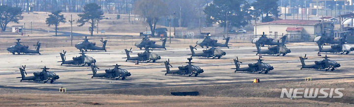 [평택=뉴시스] 김종택 기자 = 한미 연합훈련인 ‘자유의 방패(FS·프리덤실드)’ 연습을 하루 앞둔 3일 경기도 평택시 캠프 험프리스에 아파치 헬기가 계류돼 있다. 한미 군 당국은 오는 14일까지 지휘소 훈련(CPX)을 비롯해 북한 순항미사일 탐지·타격과 연합공중강습훈련, 공대지폭격훈련 등 실기동 훈련을 한반도 전역에서 실시한다. 2024.03.03. jtk@newsis.com