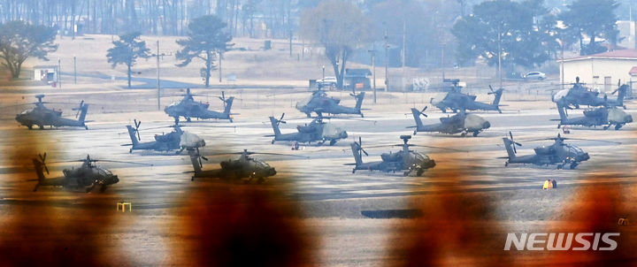 [평택=뉴시스] 김종택 기자 = 한미 연합훈련인 ‘자유의 방패(FS·프리덤실드)’ 연습을 하루 앞둔 3일 경기도 평택시 캠프 험프리스에 아파치 헬기가 계류돼 있다. 한미 군 당국은 오는 14일까지 지휘소 훈련(CPX)을 비롯해 북한 순항미사일 탐지·타격과 연합공중강습훈련, 공대지폭격훈련 등 실기동 훈련을 한반도 전역에서 실시한다. 2024.03.03. jtk@newsis.com