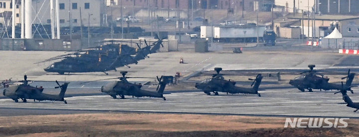 [평택=뉴시스] 김종택 기자 = 한미 연합훈련인 ‘자유의 방패(FS·프리덤실드)’ 연습을 하루 앞둔 3일 경기도 평택시 캠프 험프리스에 아파치 헬기가 계류돼 있다. 한미 군 당국은 오는 14일까지 지휘소 훈련(CPX)을 비롯해 북한 순항미사일 탐지·타격과 연합공중강습훈련, 공대지폭격훈련 등 실기동 훈련을 한반도 전역에서 실시한다. 2024.03.03. jtk@newsis.com