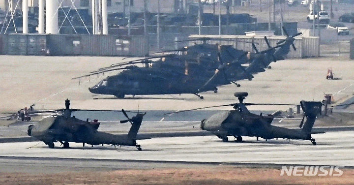 [평택=뉴시스] 김종택 기자 = 한미 연합훈련인 ‘자유의 방패(FS·프리덤실드)’ 연습을 하루 앞둔 3일 경기도 평택시 캠프 험프리스에 아파치 헬기가 계류돼 있다. 한미 군 당국은 오는 14일까지 지휘소 훈련(CPX)을 비롯해 북한 순항미사일 탐지·타격과 연합공중강습훈련, 공대지폭격훈련 등 실기동 훈련을 한반도 전역에서 실시한다. 2024.03.03. jtk@newsis.com