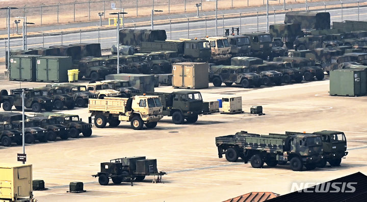 [평택=뉴시스] 김종택 기자 = 한미 연합훈련인 ‘자유의 방패(FS·프리덤실드)’ 연습을 하루 앞둔 3일 경기도 평택시 캠프 험프리스에 미군 트럭들이 대기하고 있다. 한미 군 당국은 오는 14일까지 지휘소 훈련(CPX)을 비롯해 북한 순항미사일 탐지·타격과 연합공중강습훈련, 공대지폭격훈련 등 실기동 훈련을 한반도 전역에서 실시한다. 2024.03.03. jtk@newsis.com