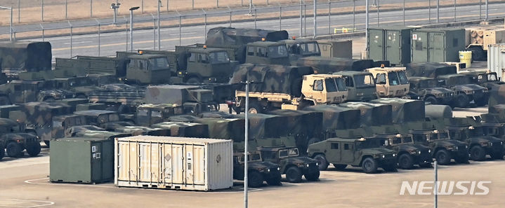 [평택=뉴시스] 김종택 기자 = 한미 연합훈련인 ‘자유의 방패(FS·프리덤실드)’ 연습을 하루 앞둔 3일 경기도 평택시 캠프 험프리스에 미군 트럭들이 대기하고 있다. 한미 군 당국은 오는 14일까지 지휘소 훈련(CPX)을 비롯해 북한 순항미사일 탐지·타격과 연합공중강습훈련, 공대지폭격훈련 등 실기동 훈련을 한반도 전역에서 실시한다. 2024.03.03. jtk@newsis.com
