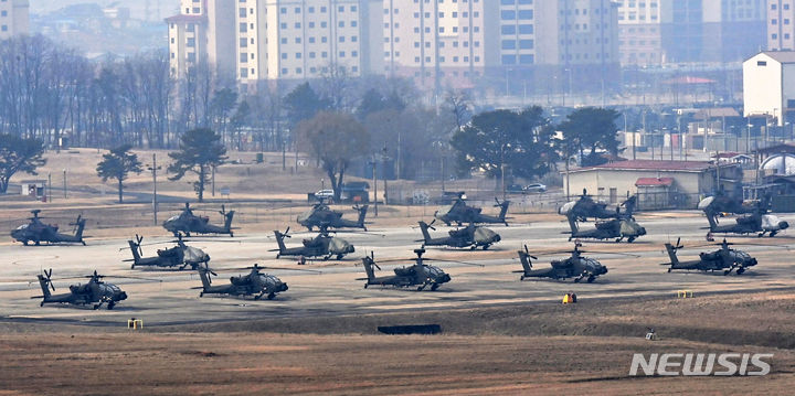[평택=뉴시스] 김종택 기자 = 한미 연합훈련인 ‘자유의 방패(FS·프리덤실드)’ 연습을 하루 앞둔 3일 경기도 평택시 캠프 험프리스에 아파치 헬기가 계류돼 있다. 한미 군 당국은 오는 14일까지 지휘소 훈련(CPX)을 비롯해 북한 순항미사일 탐지·타격과 연합공중강습훈련, 공대지폭격훈련 등 실기동 훈련을 한반도 전역에서 실시한다. 2024.03.03. jtk@newsis.com