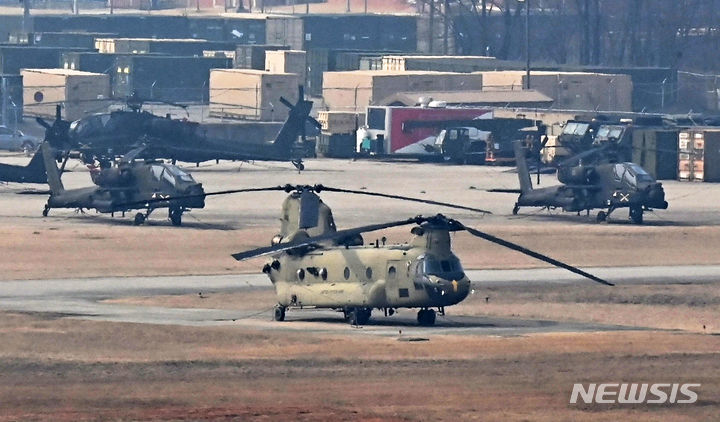 [평택=뉴시스] 김종택 기자 = 한미 연합훈련인 ‘자유의 방패(FS·프리덤실드)’ 연습을 하루 앞둔 3일 경기도 평택시 캠프 험프리스에 미군 헬기가 계류돼 있다. 한미 군 당국은 오는 14일까지 지휘소 훈련(CPX)을 비롯해 북한 순항미사일 탐지·타격과 연합공중강습훈련, 공대지폭격훈련 등 실기동 훈련을 한반도 전역에서 실시한다. 2024.03.03. jtk@newsis.com