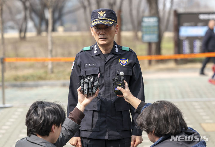 [서울=뉴시스] 정병혁 기자 = 조지호 서울경찰청장이 3일 서울 영등포구 여의대로 일대에서 열리는 전국의사 총궐기대회에 앞서 취재진에게 집회 대응방침 등을 발표하고 있다. 2024.03.03. jhope@newsis.com