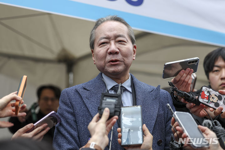 [서울=뉴시스] 정병혁 기자 = 주수호 대한의사협회 비상대책위원회 언론홍보위원장이 3일 서울 영등포구 여의대로 일대에서 열린 의대정원 증원 및 필수의료 패키지 저지를 위한 전국의사 총궐기대회에 앞서 취재진에게 브리핑을 하고 있다. 2024.03.03. jhope@newsis.com