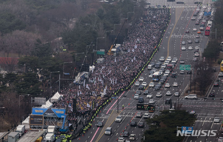 [서울=뉴시스] 정병혁 기자 = 3일 서울 영등포구 여의대로 일대에서 의대정원 증원 및 필수의료 패키지 저지를 위한 전국의사 총궐기대회가 열리고 있다. 2024.03.03. jhope@newsis.com