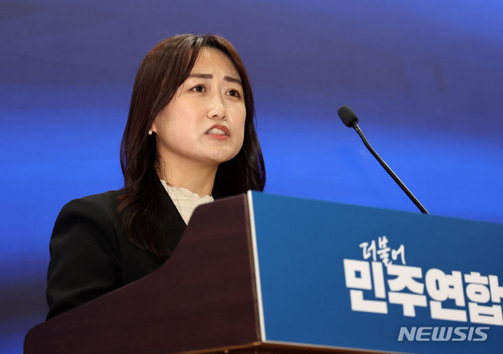 [[서울=뉴시스] 추상철 기자 = 백승아 더불어민주연합 공동대표가 3일 오후 서울 여의도 국회에서 열린 더불어민주연합 중앙당 창당대회에서 수락연설을 하고 있다. (공동취재) 2024.03.03. photo@newsis.com