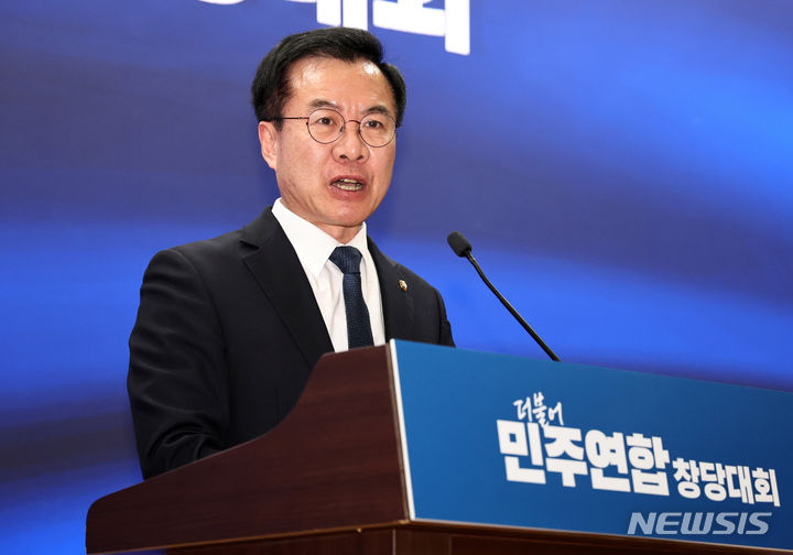 [서울=뉴시스] 추상철 기자 = 윤영덕 더불어민주연합 공동대표가 3일 오후 서울 여의도 국회에서 열린 더불어민주연합 중앙당 창당대회에서 수락연설을 하고 있다. (공동취재) 2024.03.03. photo@newsis.com