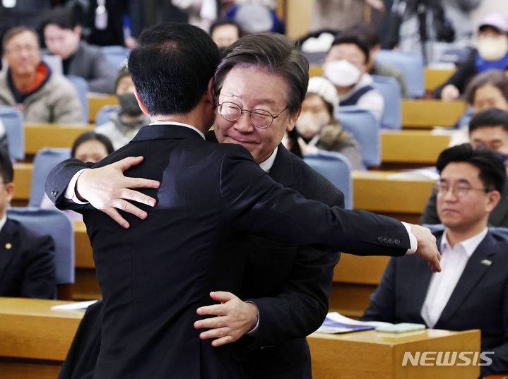 [서울=뉴시스] 추상철 기자 = 이재명 더불어민주당 대표가 3일 오후 서울 여의도 국회의원회관에서 열린 더불어민주연합 중앙당 창당대회에서 윤영덕 더불어민주연합 공동대표와 포옹하고 있다. (공동취재) 2024.03.03. photo@newsis.com