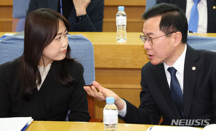 [서울=뉴시스] 추상철 기자 = 윤영덕, 백승아 더불어민주연합 공동대표가 3일 오후 서울 여의도 국회에서 열린 더불어민주연합 중앙당 창당대회에서 대화하고 있다. 2024.03.03. scchoo@newsis.com