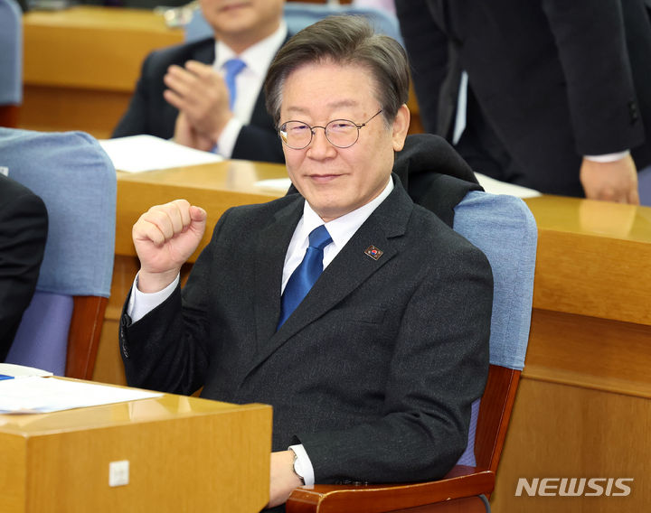 [서울=뉴시스] 추상철 기자 = 이재명 더불어민주당 대표가 3일 오후 서울 여의도 국회에서 열린 더불어민주연합 중앙당 창당대회에 참석해 있다. 2024.03.03. scchoo@newsis.com