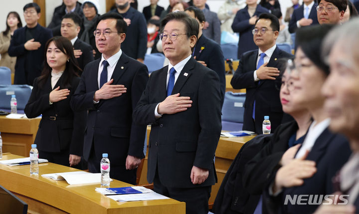 [서울=뉴시스] 추상철 기자 = 이재명 더불어민주당 대표가 3일 오후 서울 여의도 국회에서 열린 더불어민주연합 중앙당 창당대회에 참석해 국민의례를 하고 있다. 2024.03.03. scchoo@newsis.com