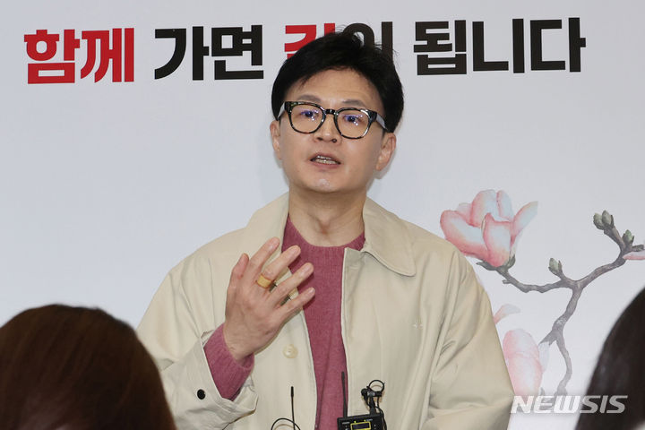 [서울=뉴시스] 추상철 기자 = 한동훈 국민의힘 비상대책위원장이 3일 오후 서울 여의도 당사에 들어서며 취재진의 질문에 답변하고 있다. (공동취재) 2024.03.03. photo@newsis.com