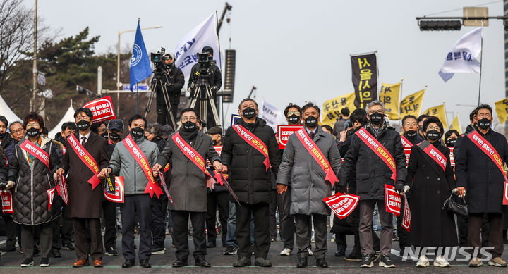 [서울=뉴시스] 정병혁 기자 = 3일 서울 영등포구 여의대로 일대에서 열린 의대정원 증원 및 필수의료 패키지 저지를 위한 전국의사 총궐기대회에서 대한의사협회 비대위 지도부가 구호를 외치고 있다. 2024.03.03. jhope@newsis.com