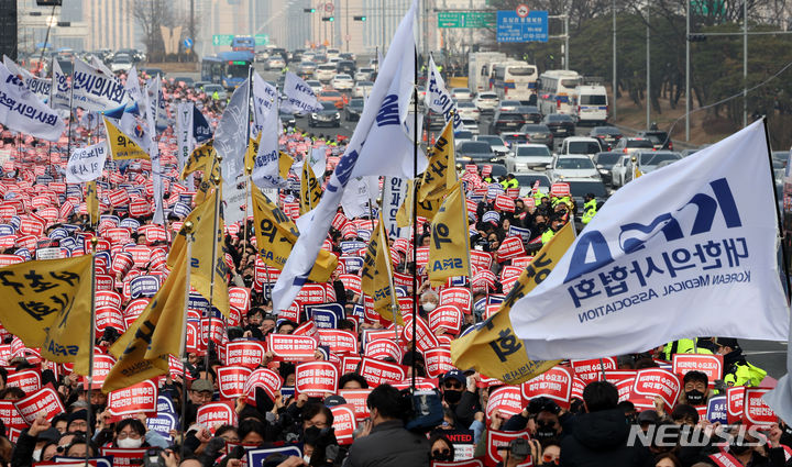 [서울=뉴시스] 홍효식 기자 = 3일 오후 서울 영등포구 여의대로에서 열린 의대정원 증원 및 필수의료패키지 저지를 위한 전국 의사 총궐기대회에서 참석자들이 피켓을 들고 구호를 외치고 있다. 2024.03.03. yesphoto@newsis.com