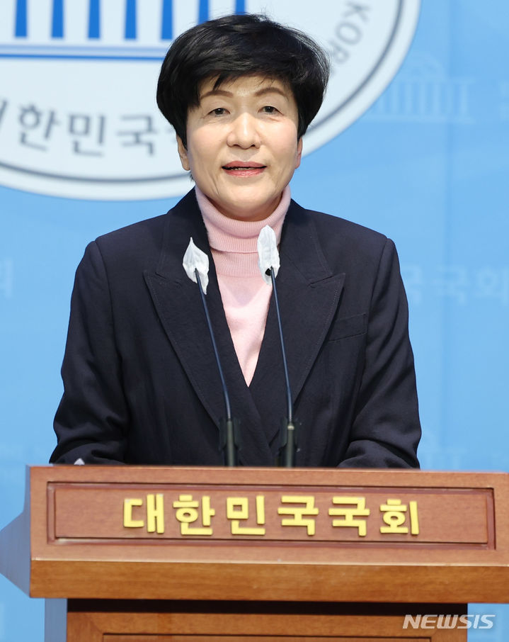 [서울=뉴시스] 추상철 기자 = 더불어민주당을 탈당한 김영주 국회 부의장이 3일 오후 서울 여의도 국회에서 기자회견을 열고 '채용비리 논란'과 관련 입장을 밝히고 있다. 2024.03.03. scchoo@newsis.com