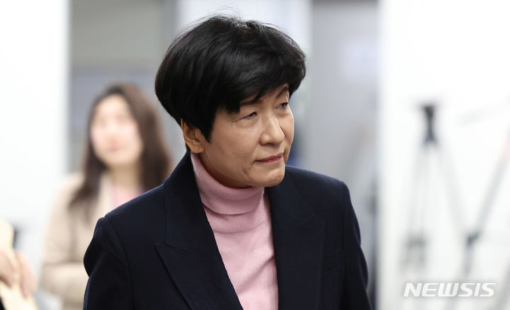 [서울=뉴시스] 추상철 기자 = 더불어민주당을 탈당한 김영주 국회 부의장이 3일 오후 서울 여의도 국회에서 '채용비리 논란'과 관련 입장을 밝히기 위해 이동하고 있다. 2024.03.03. scchoo@newsis.com