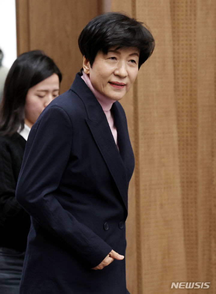 [서울=뉴시스] 추상철 기자 = 더불어민주당을 탈당한 김영주 국회 부의장이 3일 오후 서울 여의도 국회에서 '채용비리 논란'과 관련 입장을 밝히기 위해 이동하고 있다. 2024.03.03. scchoo@newsis.com