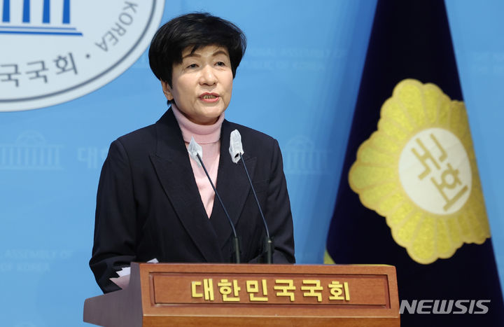 [서울=뉴시스] 추상철 기자 = 더불어민주당을 탈당한 김영주 국회 부의장이 3일 오후 서울 여의도 국회에서 기자회견을 열고 '채용비리 논란'과 관련 입장을 밝히고 있다. 2024.03.03. scchoo@newsis.com