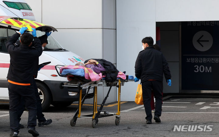 [서울=뉴시스] 홍효식 기자 = 의대 정원 증원에 반대하는 전공의들의 집단행동이 이어지고 있는 지난 3일 서울 시내 한 대학병원에서 구급대원들이 환자를 이송하고 있다. 2024.03.03. yesphoto@newsis.com