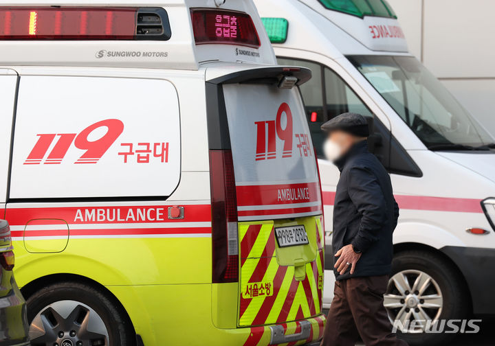 [서울=뉴시스] 홍효식 기자 = 지난 3월3일 서울 시내 한 대학병원에 119 구급차가 대기하고 있는 모습. 2024.03.03. yesphoto@newsis.com