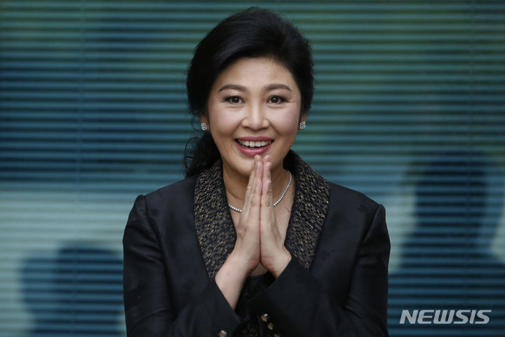 [방콕(태국)=AP/뉴시스]잉락 친나왓 전 태국 총리가 2017년 8월1일 태국 방콕에서 열린 재판에서 최후 진술을 하기 위해 대법원에 도착하고 있다. 태국 법원은 4일 강력한 탁신 친나왓 트라 전 총리 가족의 2013년 정부 프로젝트 지출을 잘못 처리한 혐의로 망명 생활을 하고 있는 잉락 친나왓 전 총리에게 무죄를 선고했다. 2024.03.04.