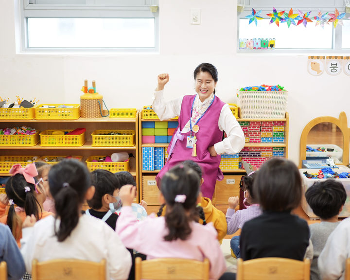 임혜숙 아름다운 이야기할머니가 인천지역 유아들에게 선현들의 옛 이야기를 들려주고 있다. (사진=한국국학진흥원 제공) *재판매 및 DB 금지