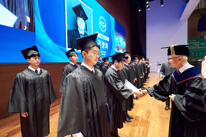 [서울=뉴시스]경계현 삼성전자 DS부문장(대표이사 사장)이 지난달 21일 열린 삼성전자공과대학교(SSIT) 2023학년도 학위수여식에서 74명에게 졸업장을 전달하고 있다. (사진=삼성전자 제공) photo@newsis.com *재판매 및 DB 금지