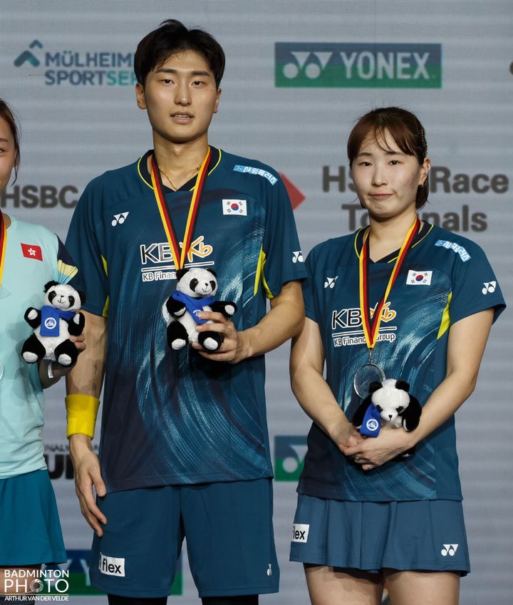[서울=뉴시스]시상식-김원호_정나은. 2024.03.04. (사진=대한배드민턴협회 제공) *재판매 및 DB 금지