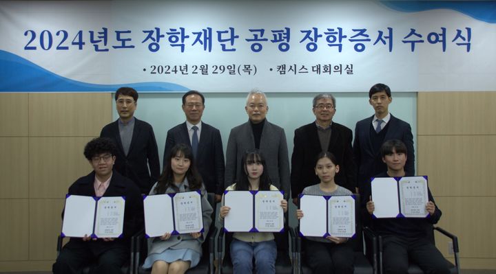 (왼쪽부터) 장학재단 공평 서상훈 감사, 안영호 이사, 백용호 이사장, 전영섭 이사, 캠시스 권현진 회장. (사진=캠시스) *재판매 및 DB 금지