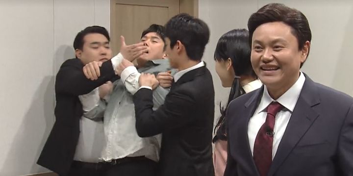 2일 온라인동영상서비스(OTT) 쿠팡플레이의 'SNL 코리아 시즌5'가 첫 회를 방영하며 윤석열 대통령 경호처의 과잉 진압 등을 풍자한 장면이 공개되며 화제가 되고 있다. (사진='SNL 코리아 시즌5' 캡처) *재판매 및 DB 금지