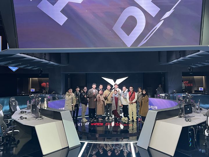 지난 3일 롤파크(e스포츠경기장)에서 기념사진 촬영하는 팸투어단. (사진=한국관광공사 제공) photo@newsis.com *재판매 및 DB 금지